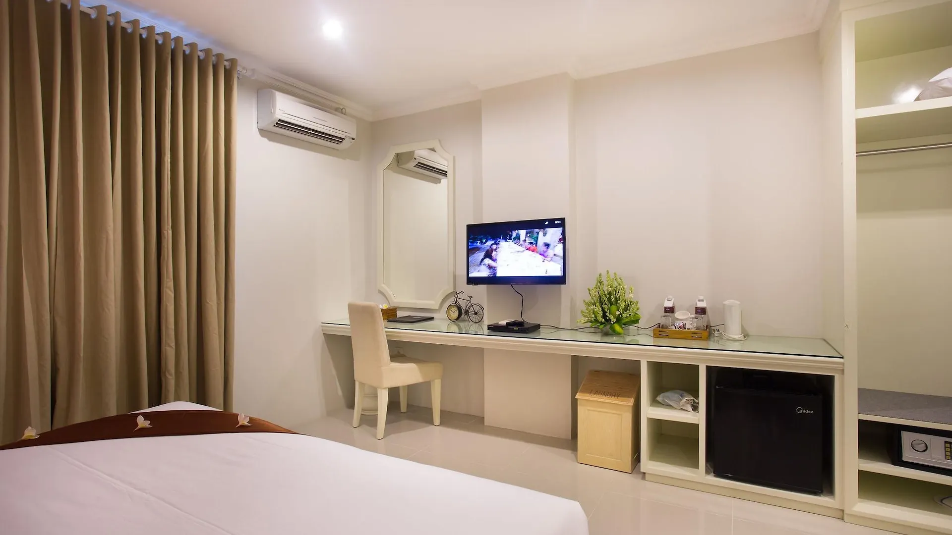 Amalfi Hotel Seminyak  Семиньяк