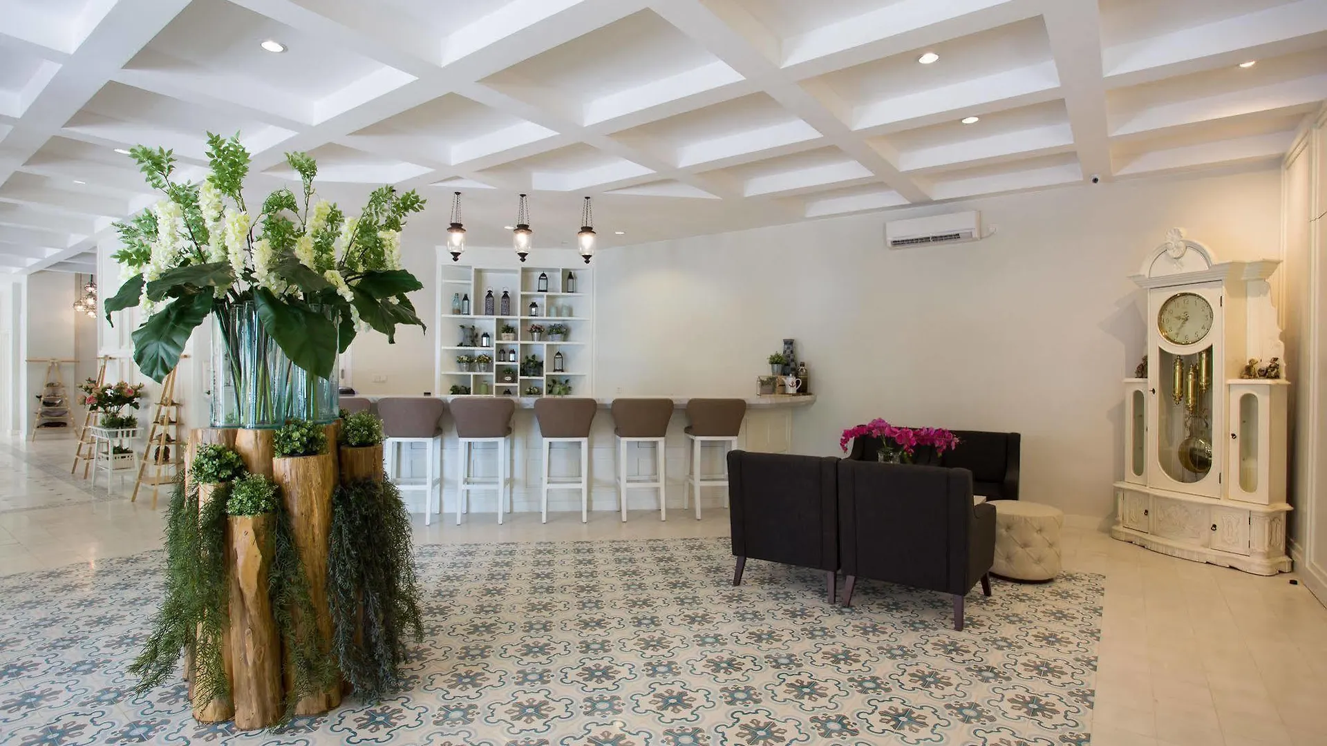Amalfi Hotel Seminyak 3*, Семиньяк