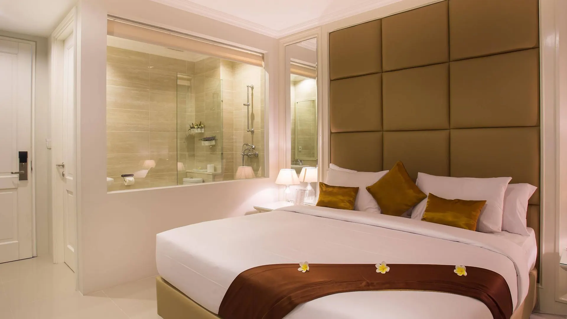 Amalfi Hotel Seminyak 3*, Семиньяк